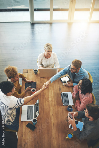 Foto Business people, handshake and meeting with team above for thank you, greeting or agreement at office