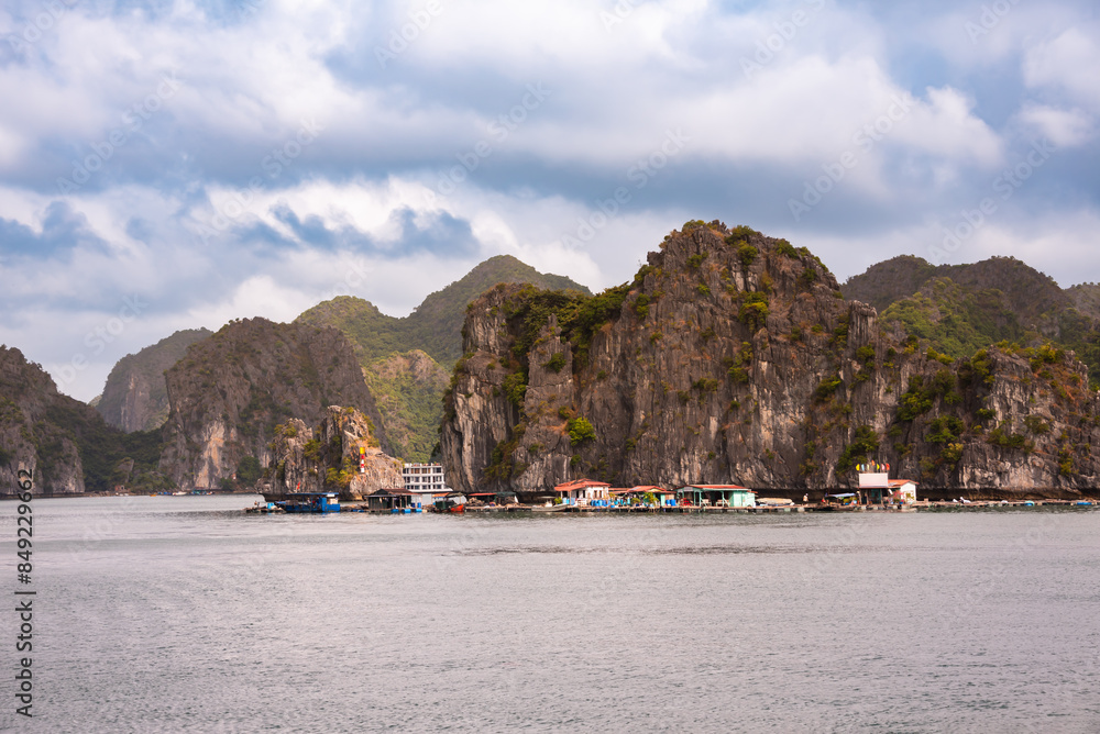 Obraz premium Ha Long bay in Vietnam with many islands and boats