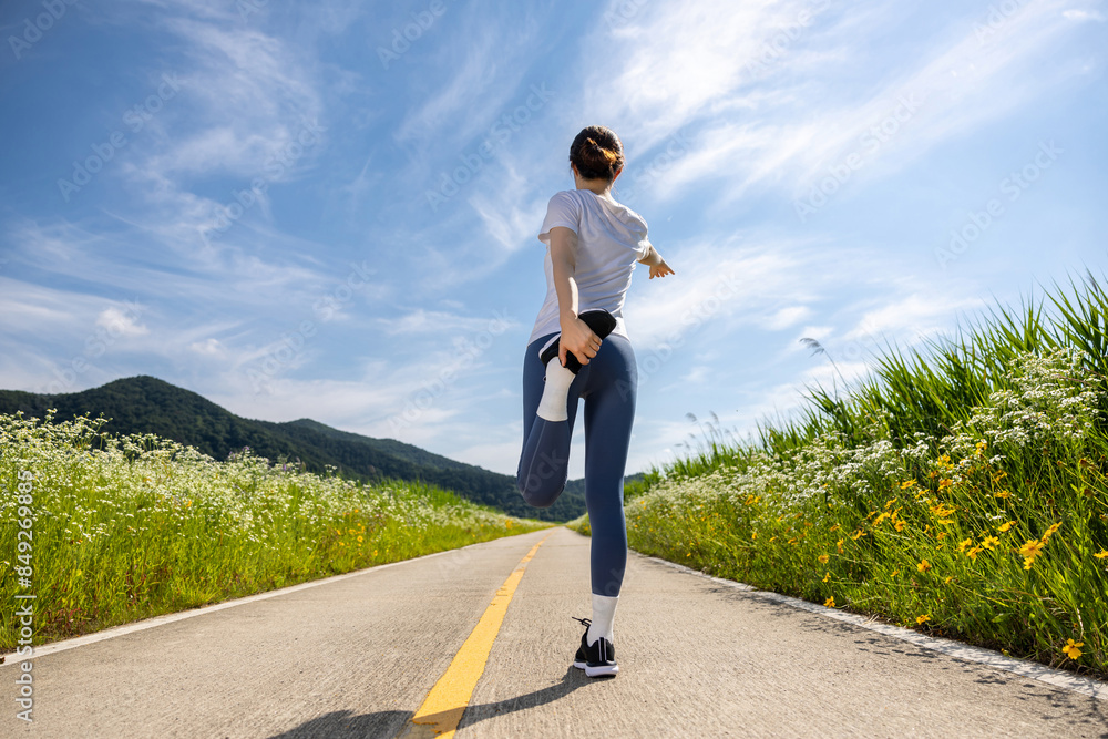 둘레길에서 조깅을 시작하기 전 스트레칭으로 준비운동 하는 여자