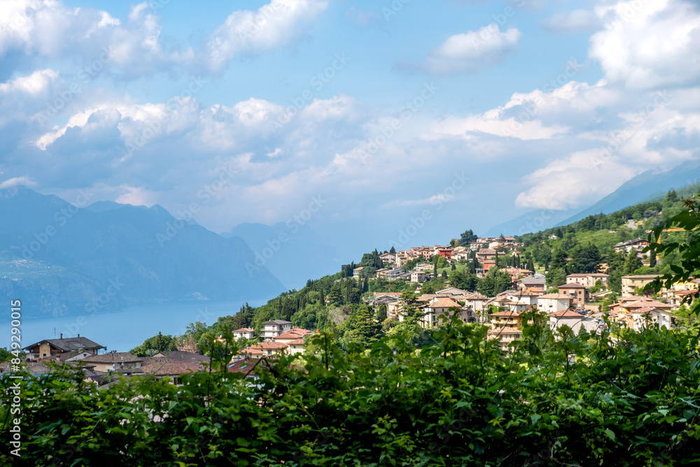 Fototapeta premium Wundervolle Aussichten auf den Gardasee nahe San Zeno di Montagna (Venetien).