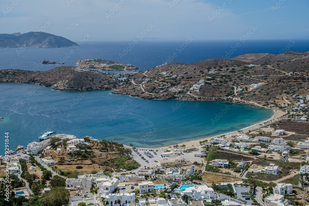 Obraz premium Panoramic view of the popular beach Gialos and the picturesque port of Ios Greece