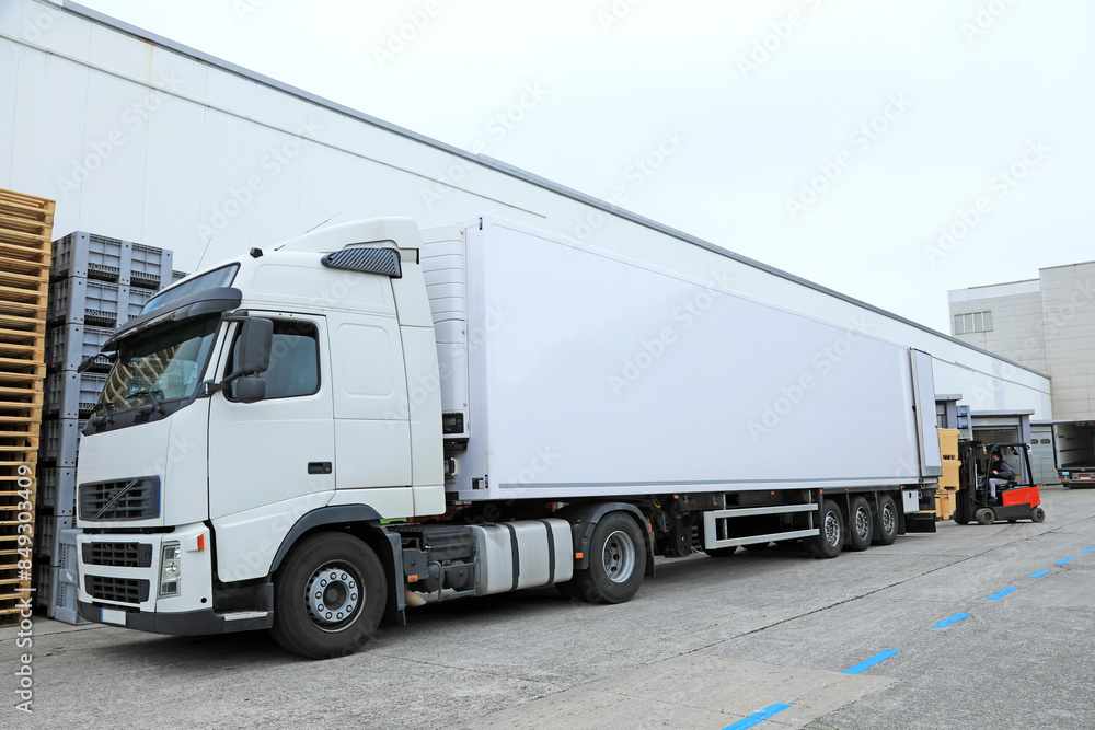 camión frigorífico blanco cargando transporte alimentación pescado marisco lonja getaria país vasco 4M0A7661-as24 camión frigorífico blanco cargando transporte alimentación pescado marisco lonja getaria país vasco 4M0A7661-as24
