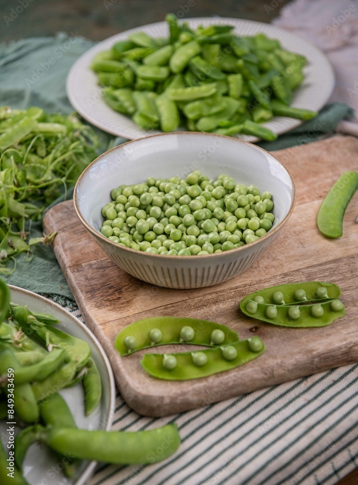Frische Zuckerschoten zubereiten, Erbsen verarbeiten, Küche frisches Gemüse anrichten
Frische Zuckerschoten zubereiten, Erbsen verarbeiten, Küche frisches Gemüse anrichten