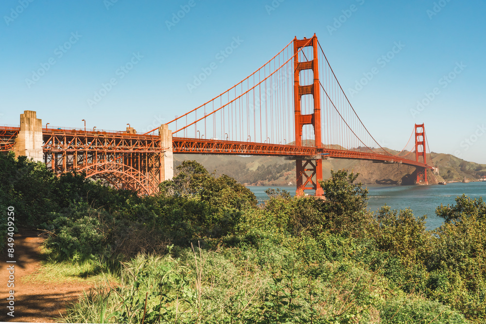 Fototapeta premium Nature and engineering collide in a picturesque view of the famous Golden Gate bridge.