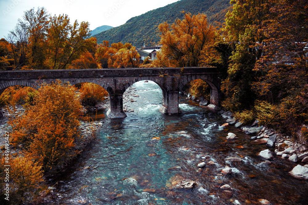 Ταπετσαρία The old bridge over the river in the surreal color of wild vegetation