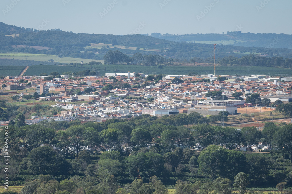 Obraz premium Cidade de Patrocinio, Minas Gerais, vista a distancia a partir do morro das antenas, Miradouro do Cristo Redentor. Patrocinio, Triangulo Mineiro - 23 de mail de 2024.
