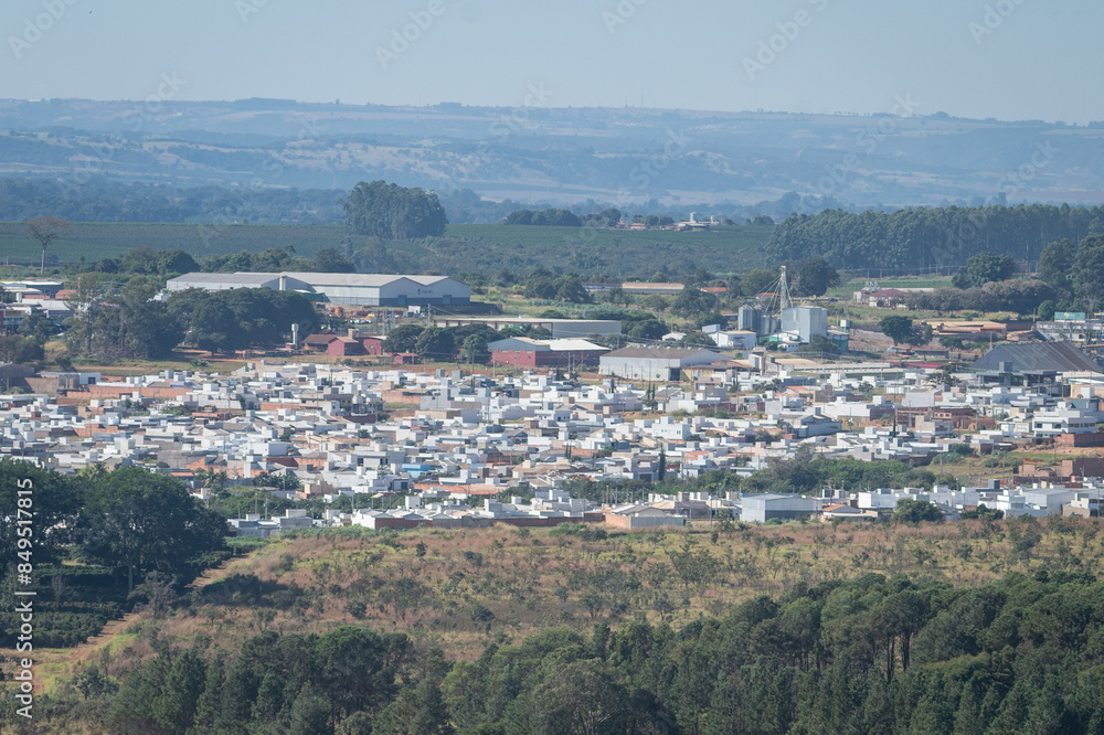 Obraz premium Cidade de Patrocinio, Minas Gerais, vista a distancia a partir do morro das antenas, Miradouro do Cristo Redentor. Patrocinio, Triangulo Mineiro - 23 de mail de 2024.