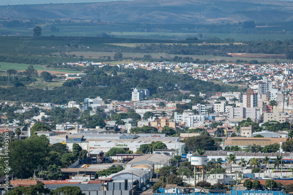 Cidade de Patrocinio, Minas Gerais, vista a distancia a partir do morro das antenas, Miradouro do Cristo Redentor. Patrocinio, Triangulo Mineiro - 23 de mail de 2024. Cidade de Patrocinio, Minas Gerais, vista a distancia a partir do morro das antenas, Miradouro do Cristo Redentor. Patrocinio, Triangulo Mineiro - 23 de mail de 2024.