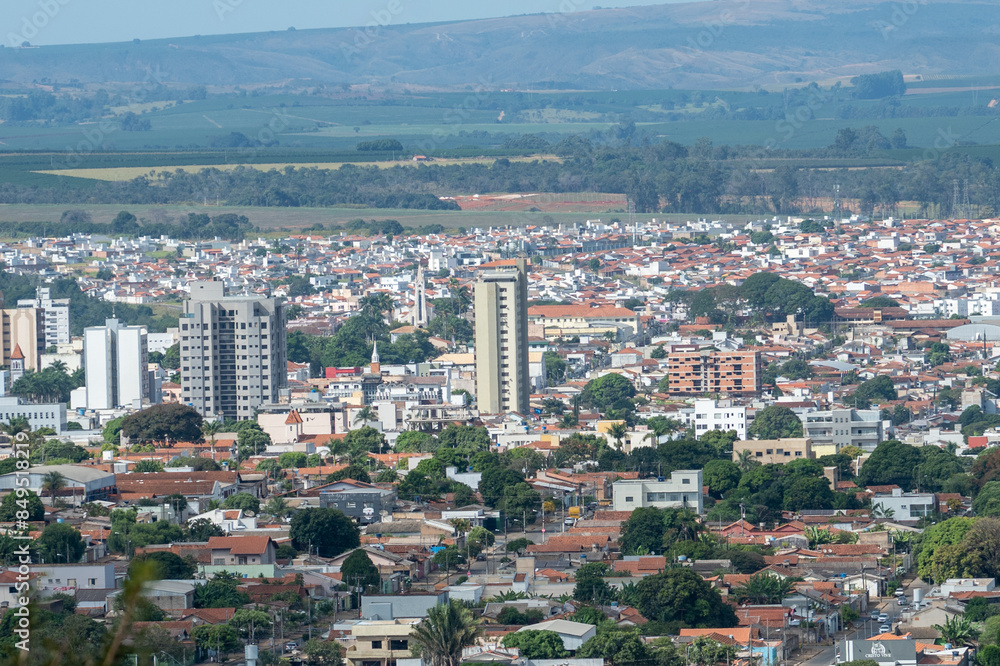 Cidade de Patrocinio, Minas Gerais, vista a distancia a partir do morro das antenas, Miradouro do Cristo Redentor. Patrocinio, Triangulo Mineiro - 23 de mail de 2024. Cidade de Patrocinio, Minas Gerais, vista a distancia a partir do morro das antenas, Miradouro do Cristo Redentor. Patrocinio, Triangulo Mineiro - 23 de mail de 2024.