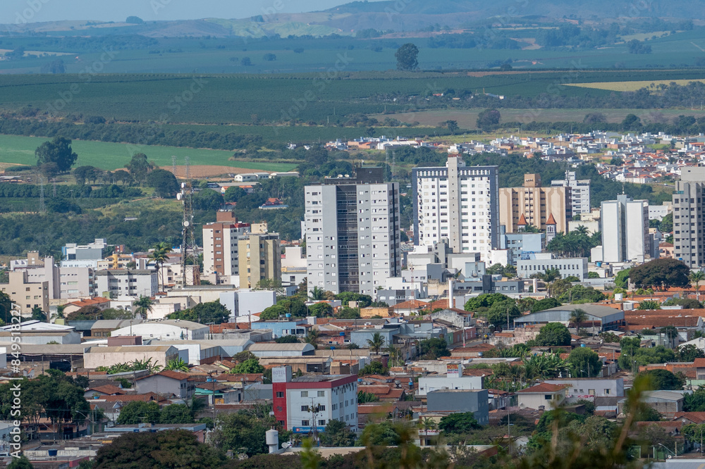 Cidade de Patrocinio, Minas Gerais, vista a distancia a partir do morro das antenas, Miradouro do Cristo Redentor. Patrocinio, Triangulo Mineiro - 23 de mail de 2024. Cidade de Patrocinio, Minas Gerais, vista a distancia a partir do morro das antenas, Miradouro do Cristo Redentor. Patrocinio, Triangulo Mineiro - 23 de mail de 2024.