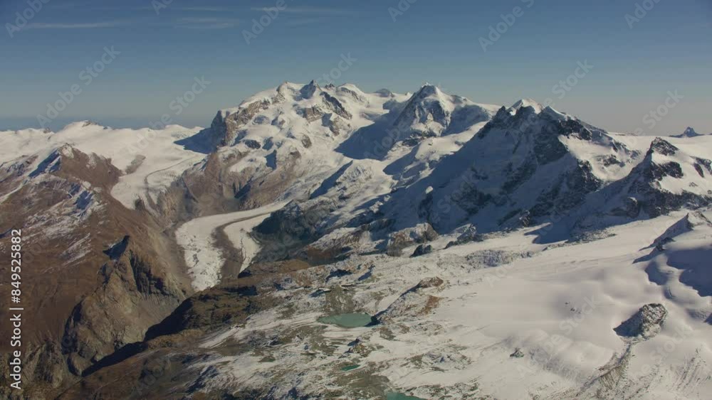 Prise de vue aerienne du glacier Grenzgletscher avec la montagne Gnifetti en Suisse à proximité de Zermatt