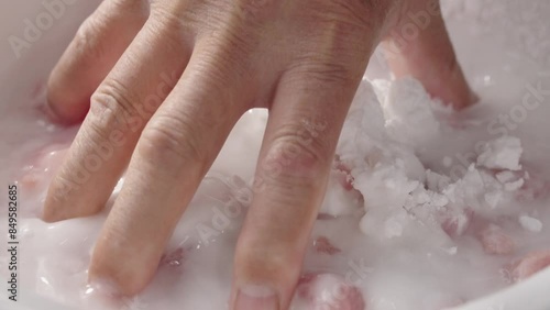 The process of marinating the Northeastern Chinese specialty, sweet and sour pork