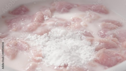 The process of marinating the Northeastern Chinese specialty, sweet and sour pork