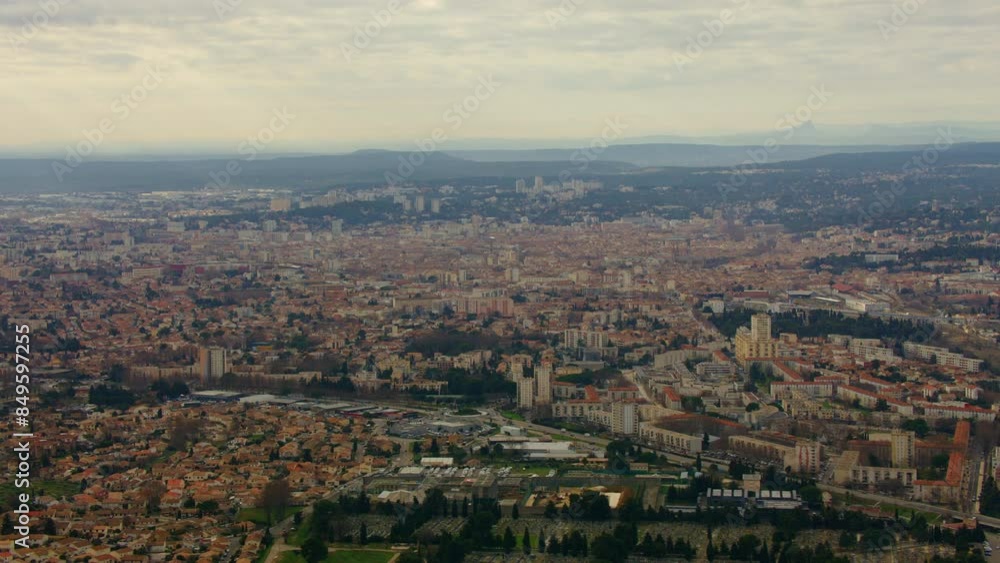 vue aériennes de la ville de Nïmes en France sous un voile nuageux vue aériennes de la ville de Nïmes en France sous un voile nuageux
