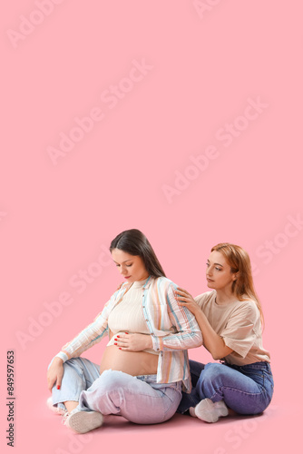 Mature doula with pregnant ...
