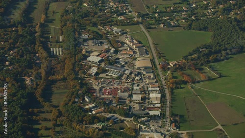 vue aérienne du village de Saint Cannat en Provence photo