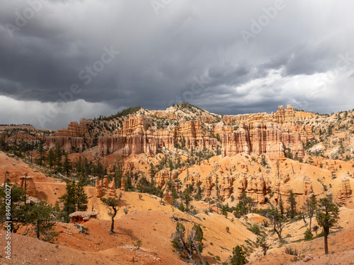 Gewitterwolken im Bryce Canyon Nationalpark, Utah, USA photo