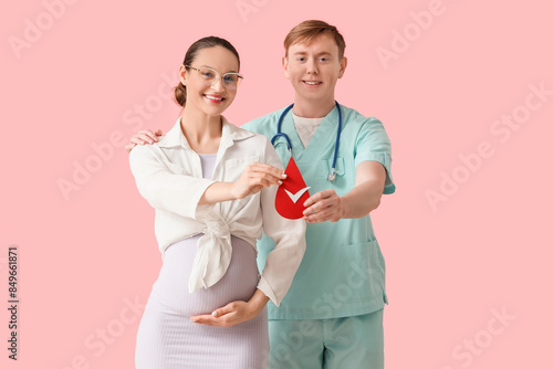 Male nurse and young pregna...