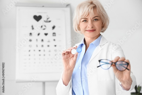 Female oculist with contact...