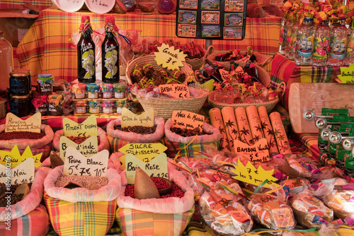 Epices créoles et produits des Antilles sur un marche en Guadeloupe