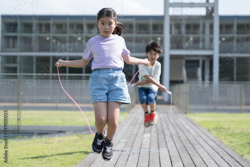Canvastavla 学校の校庭などで縄跳びを飛ぶ女子と男子の小学生複数