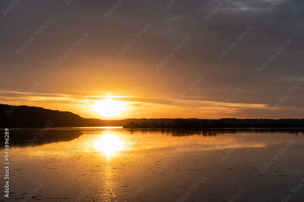 Obraz premium sunset time in Mississippi River
