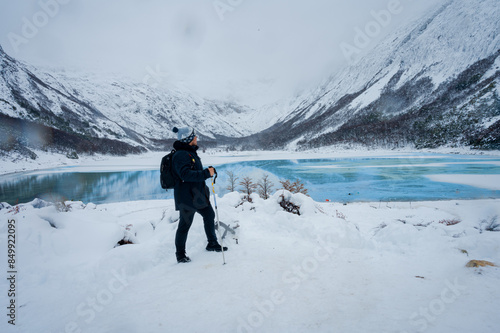 Fotografía Hiker photographer in snowy mountains in ushuaia emerald lagoon