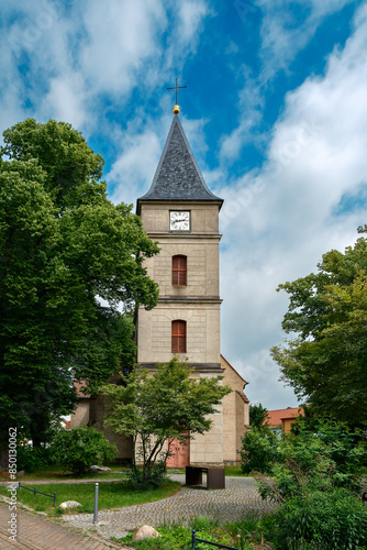 Westturm der denkmalgeschützten Stadtkirche "St. Lambertus" in Brück - Inschriften wurden retuschiert