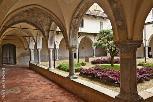 Behang Saluzzo, il chiostro della Chiesa di San Giovanni - Cuneo, Piemonte