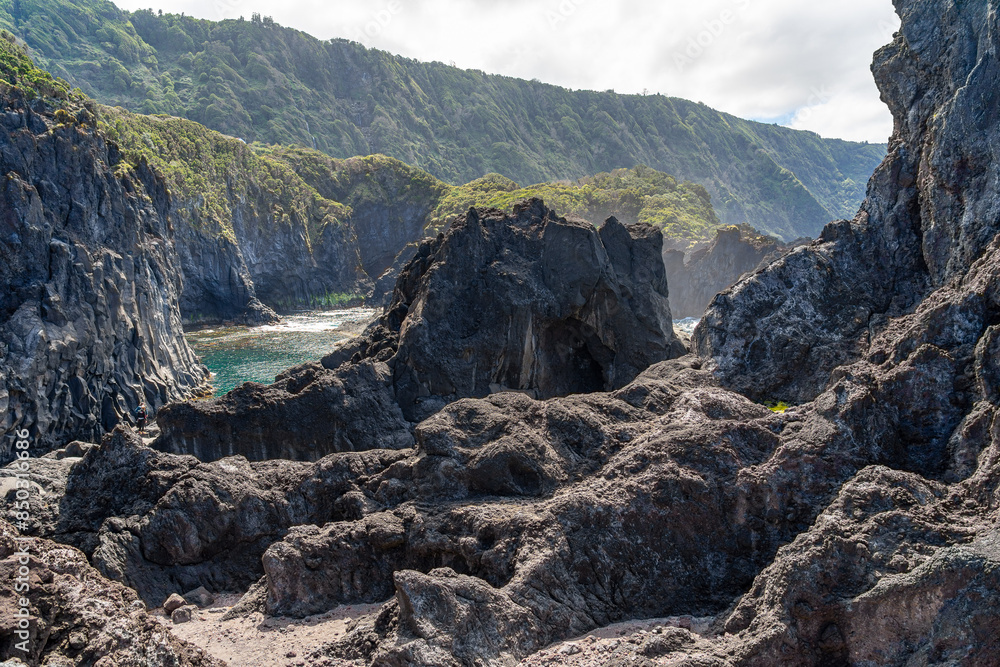 Obraz premium large black rock formations of volcanic origin in the area surrounding the Simão dias pool. São Jorge Island-Azores-Portugal.