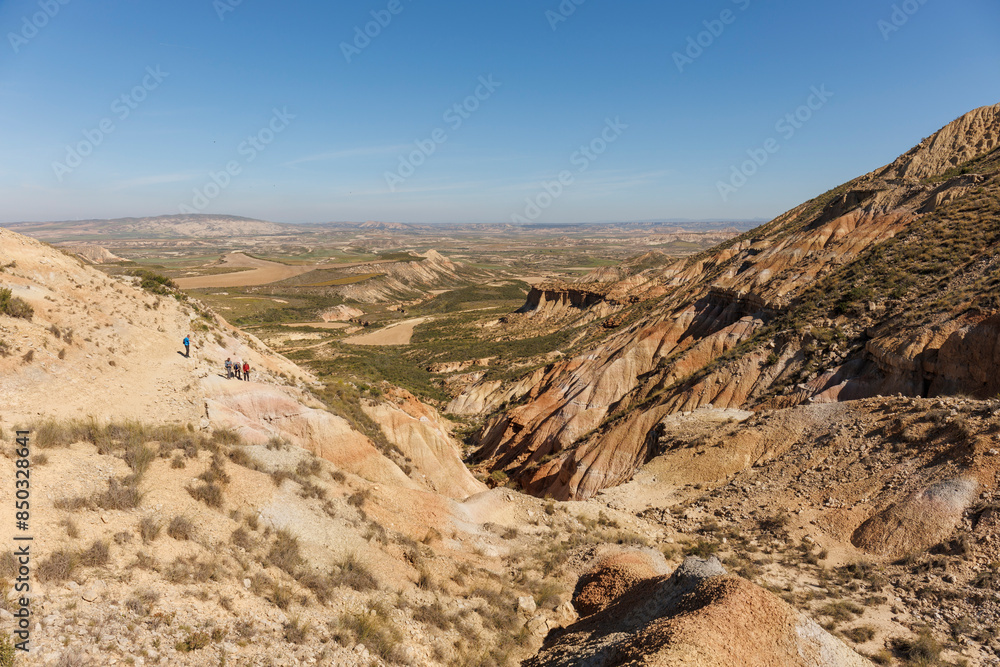 Randonneurs en train d'admirer le Balcón de Pilatos, une partie des Bardenas Reales, situées dans la Bardena Blanca, en Espagne. Randonneurs en train d'admirer le Balcón de Pilatos, une partie des Bardenas Reales, situées dans la Bardena Blanca, en Espagne.