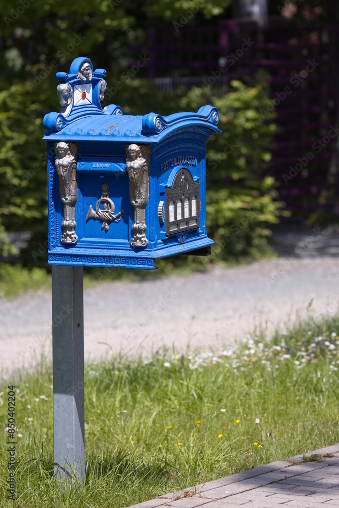 alter blauer Briefkasten