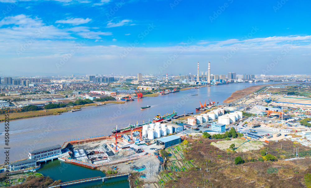 Naklejka premium Yongshi Wangtai Shipbuilding Fuel Industry Zone, Ningbo City, Zhejiang Province, China