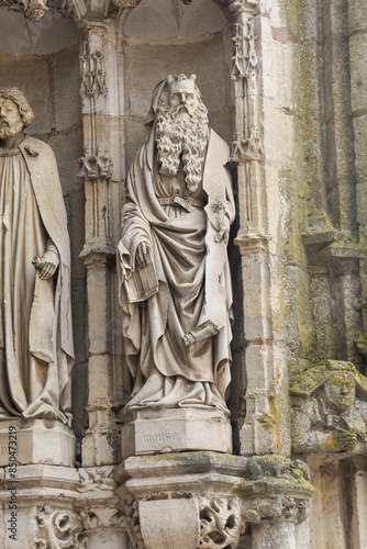 Obraz na płótnie statue of moses at the entrance of the church of Auxonne in france w salonie