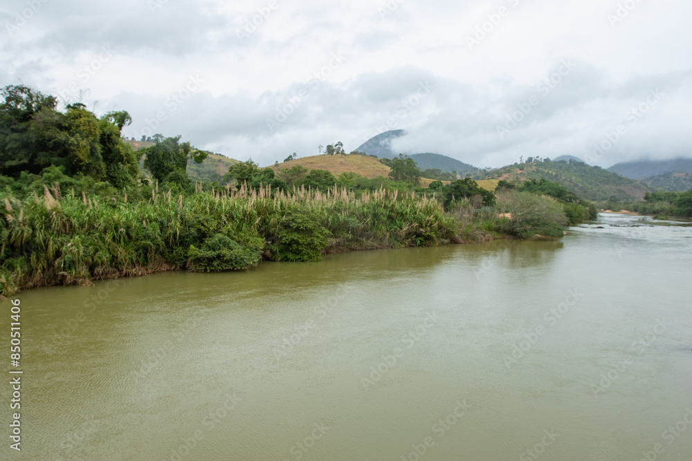 Rio Manhuacó, Paisagens da região de Tabauna no municipio de Aimorés, Minas Gerais, Brasil - 29 maio 2024. Rio Manhuacó, Paisagens da região de Tabauna no municipio de Aimorés, Minas Gerais, Brasil - 29 maio 2024.