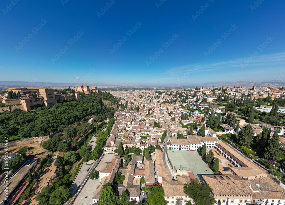 Fototapeta premium Vista panorámica de la ciudad de Granada con la alhambra, España