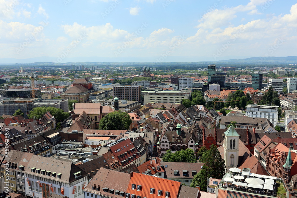 Die Altstadt und der Westen von Freiburg im Frühling Die Altstadt und der Westen von Freiburg im Frühling