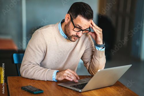 Fotografía Thoughtful doubtful businessman in tension thinking make difficult decision at w