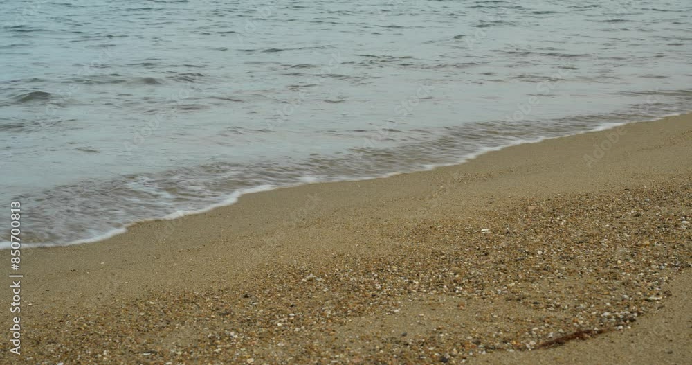 夕暮れ時に砂浜に行き波の音を聞きました。