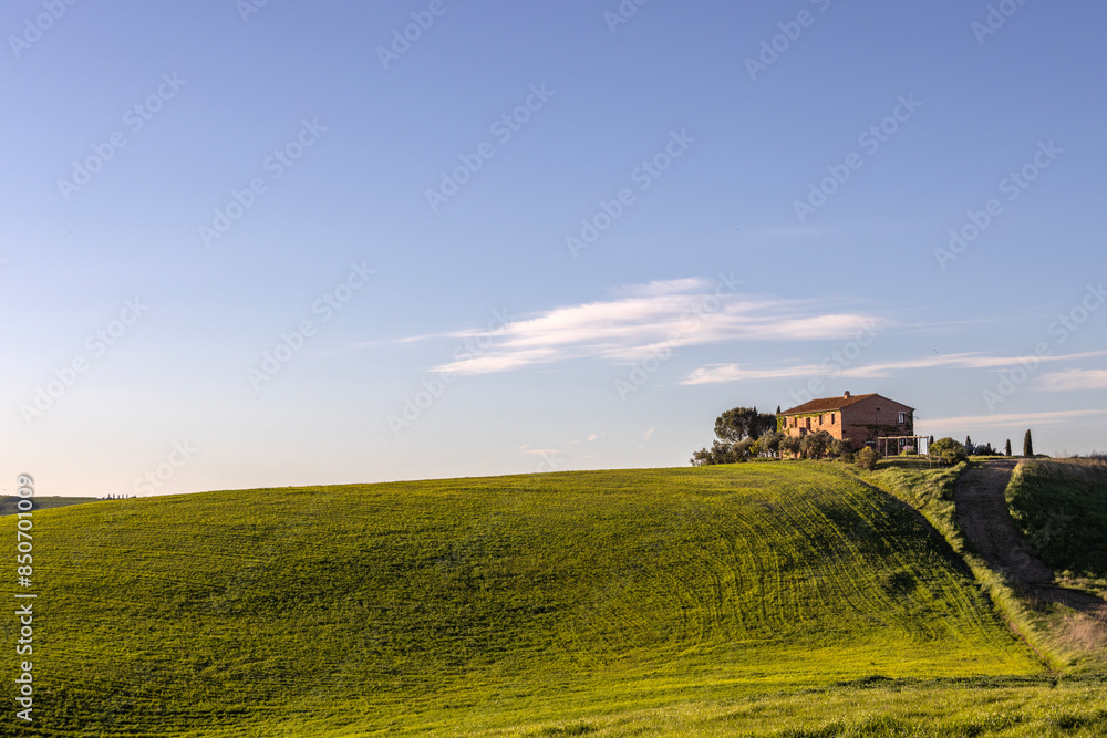 Vista di un casale nella campagna toscana in Valdorcia, vicino a Pienza Vista di un casale nella campagna toscana in Valdorcia, vicino a Pienza