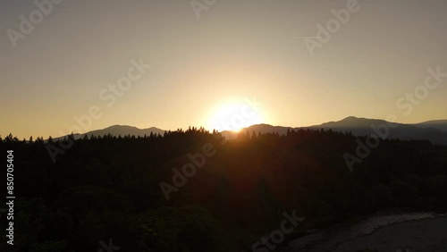 Wallpaper Mural 空撮　夕日　森と森林　シルエット　広大な山　オレンジ色の美しい日没 Torontodigital.ca