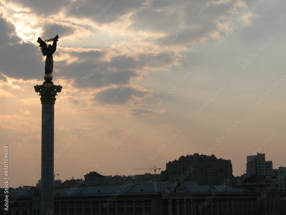 Obraz premium statue at sunset