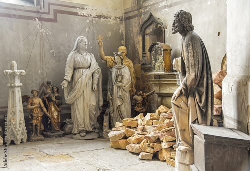 Obraz na płótnie Room inside a church with old broken statues and stones w salonie