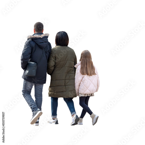 Vue de dos d’un homme, d’une femme et d’une fillette marchant en hiver, tous vêtus de manteaux épais, tenues chaudes adaptées à une journée froide en famille