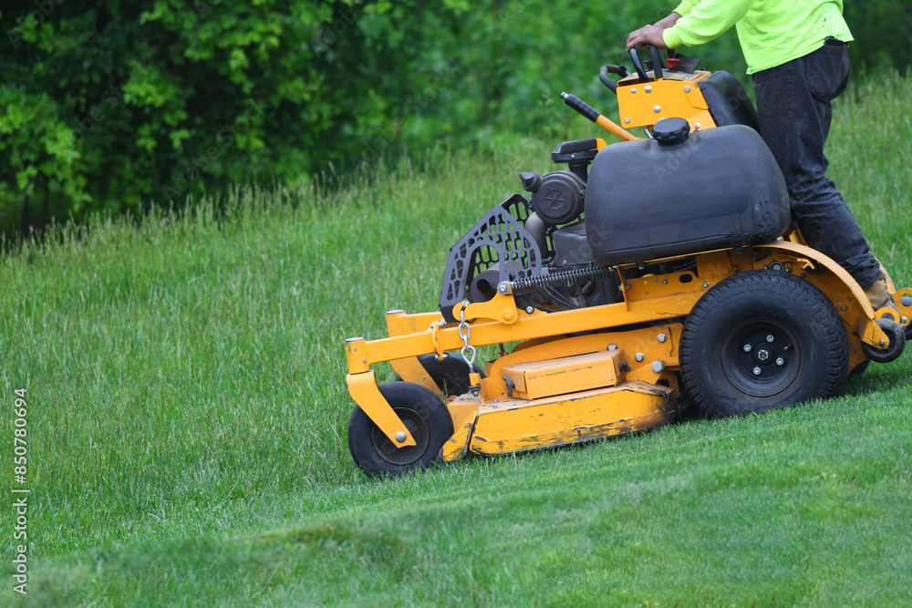 Obraz premium &nbsp;manual worker mowing the lawn