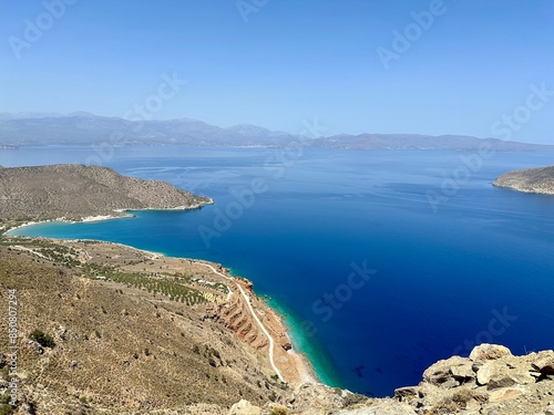 Blick von einem Berg auf Kreta mit Sicht auf Land, Meer und Strand