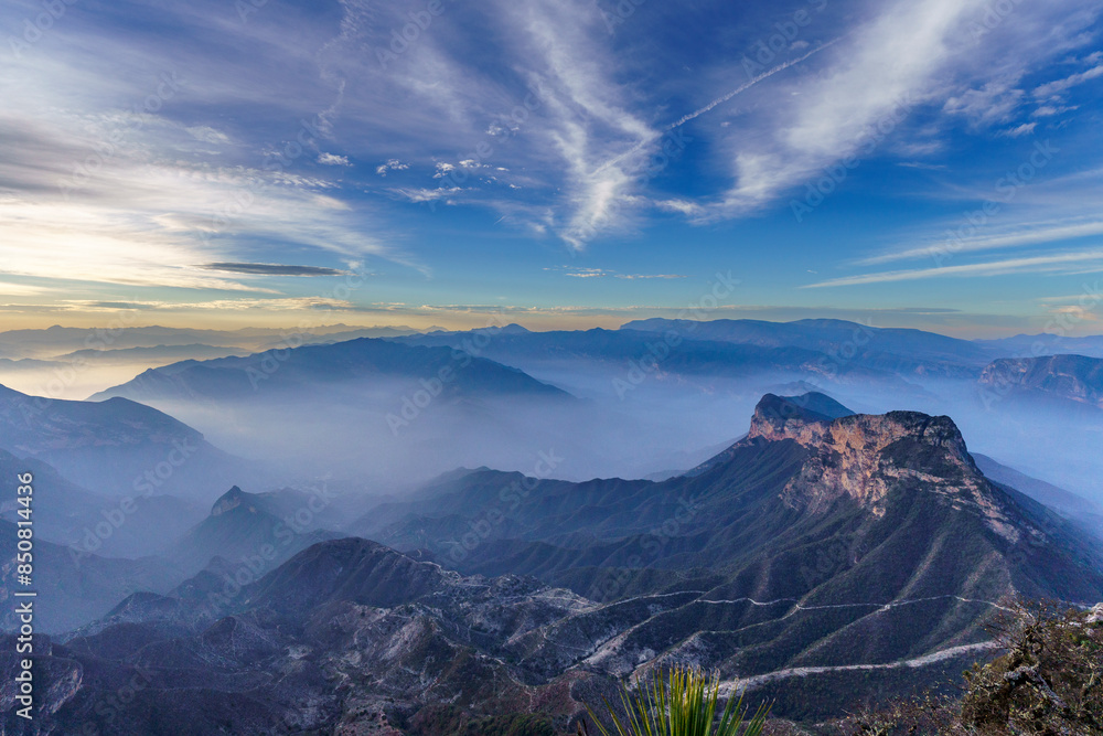 Obraz premium Amanecer en la montaña