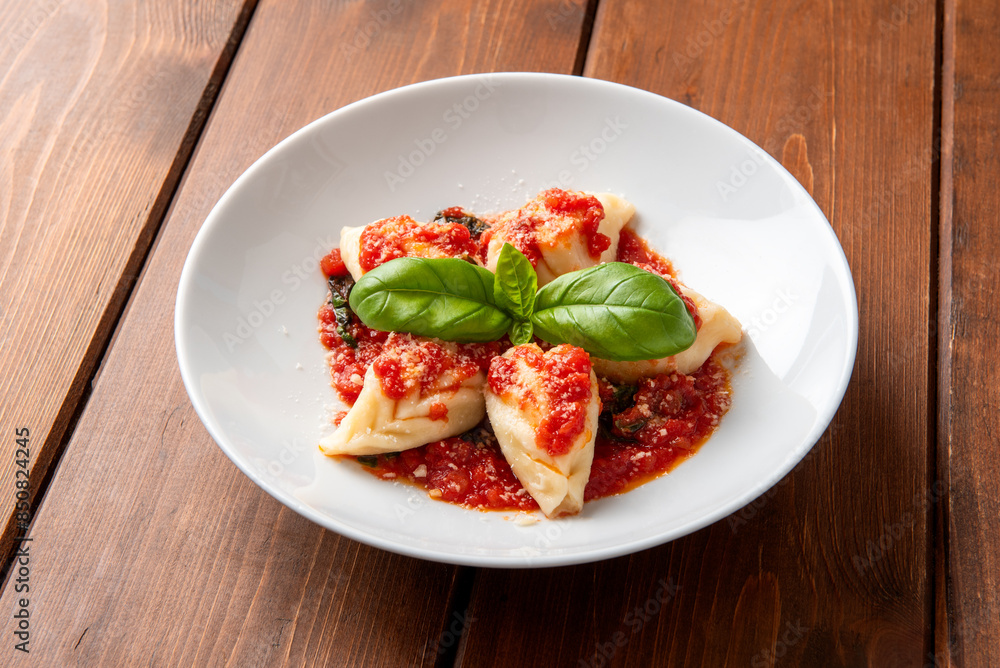 Classici culurgiones al sugo e pecorino, tradizionale pasta ogliastrina ripiena di patate, menta e pecorino della cucina Sarda, cibo italiano, gastronomia europea Classici culurgiones al sugo e pecorino, tradizionale pasta ogliastrina ripiena di patate, menta e pecorino della cucina Sarda, cibo italiano, gastronomia europea