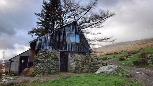 OLD BROKEN FORGOTTEN HOUSE