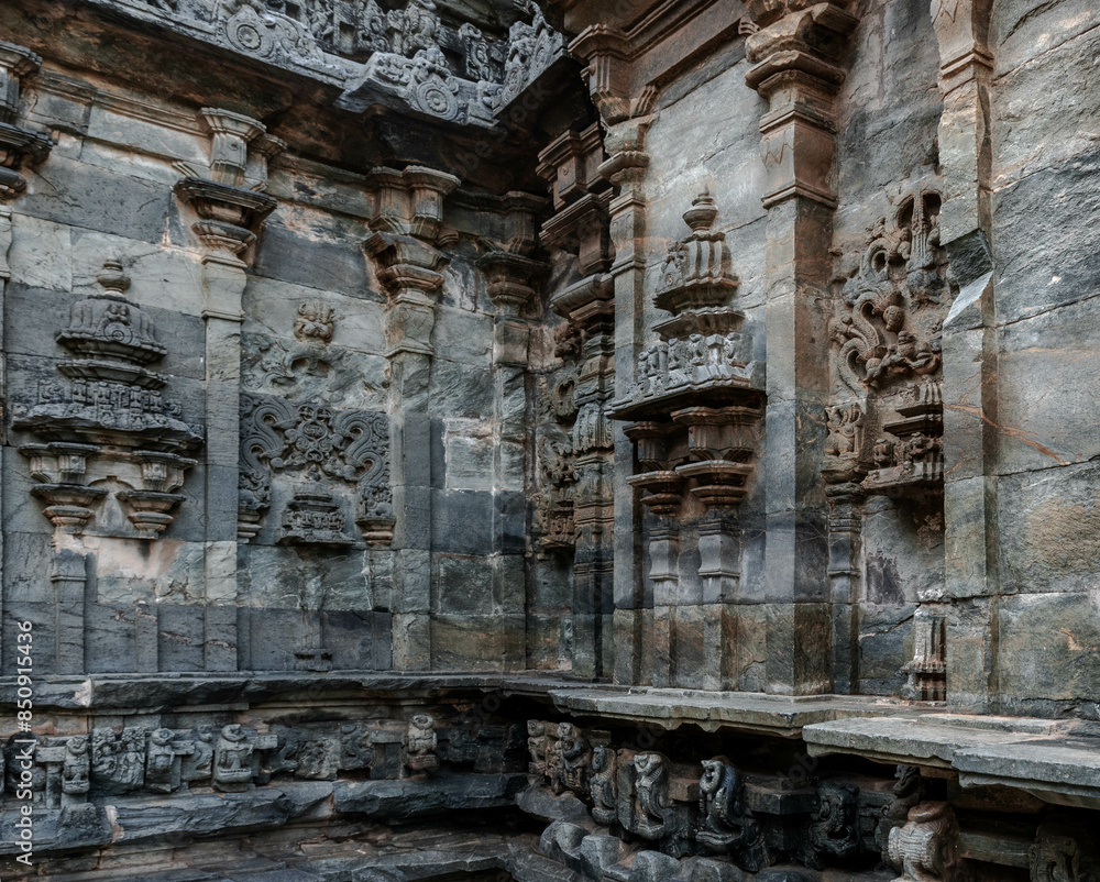 Obraz premium The Brahma Jinalaya, or Great Jain Temple of Lakkundi, is an early 11th century Mahavira temple in Lakkundi, Karnataka, India.